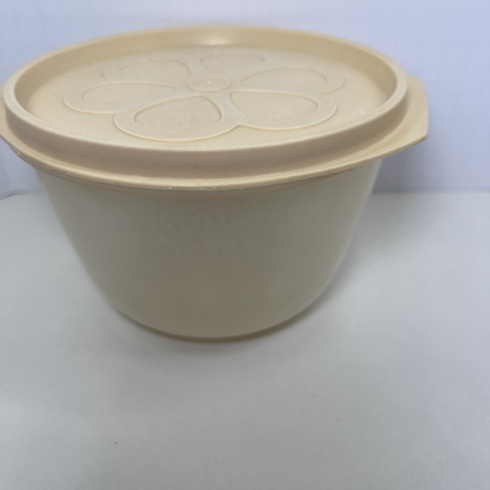 Vintage Rubbermaid 4 Cup Bowl w Lid Beige Daisy Retro Flower Kitchen Storage